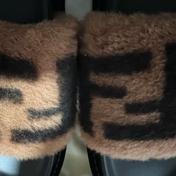 FENDI Shearling Slides/Sandals SIZE 38 EU - Picture 13 of 16